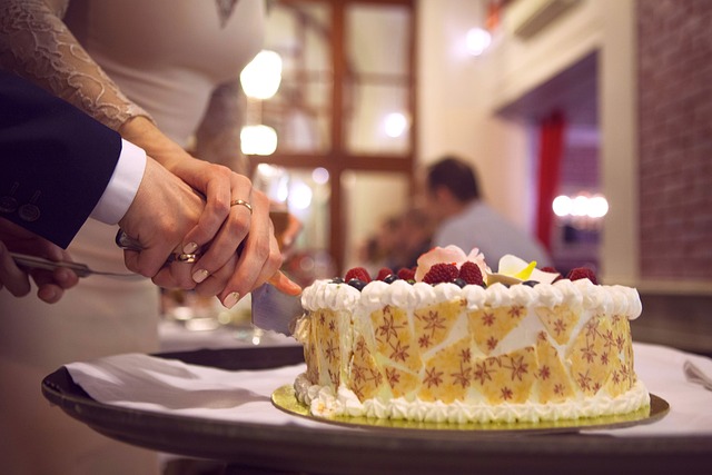 Nóż do krojenia tortu – tajemnice precyzyjnego podziału słodkich kreacji